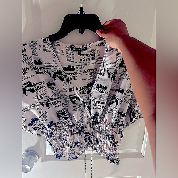 White crop top blouse with drawstring. - Picture 3 of 4